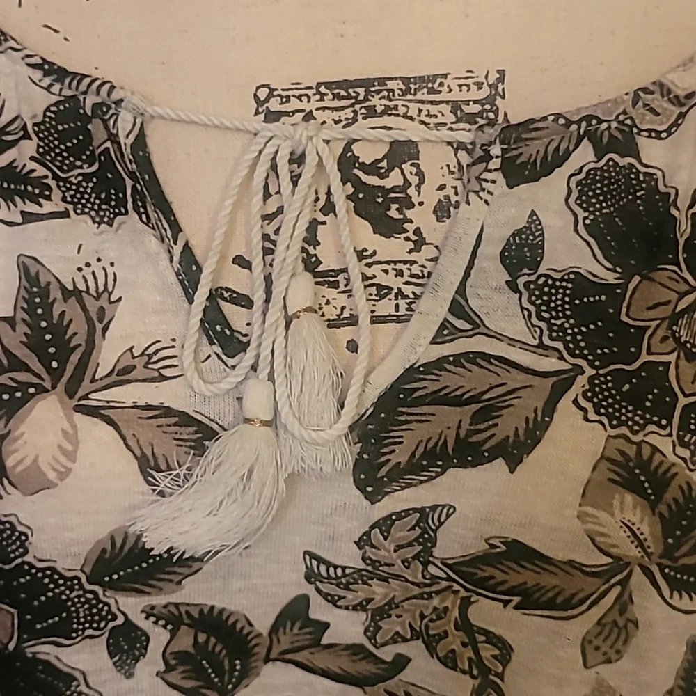 Old Navy Floral Top Large w/Key Hole Tassels - Picture 4 of 11